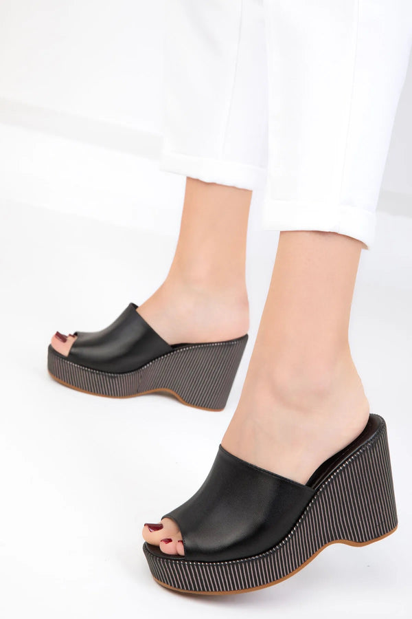 سليبر نسائي بكعب روكي لون أسود