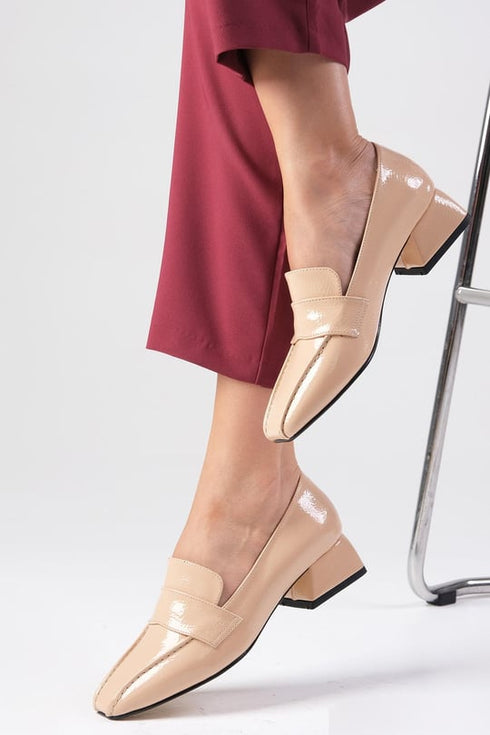 حذاء كعب قصير لون بيج