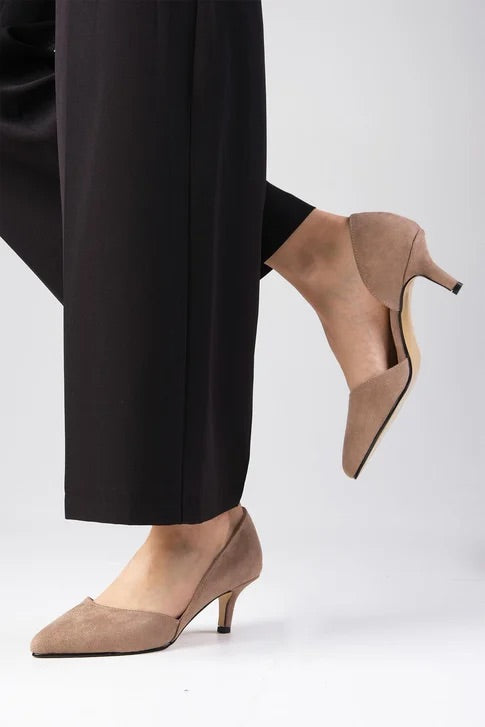 حذاء كعب قصير باللون البيج