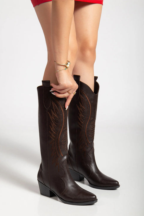 جزمة طويلة مطرزة