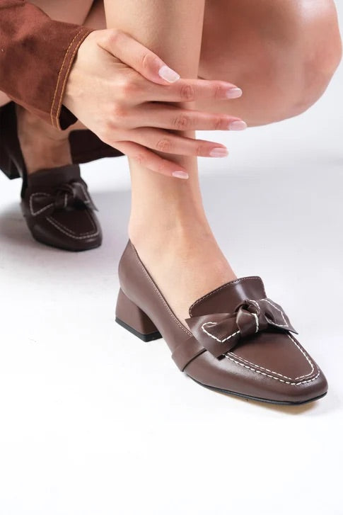 حذاء بكعب قصير باللون البني