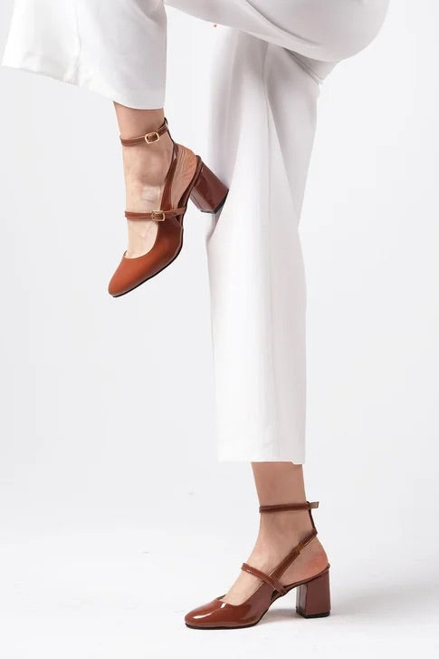 حذاء بحزام مشبك لون عسلي