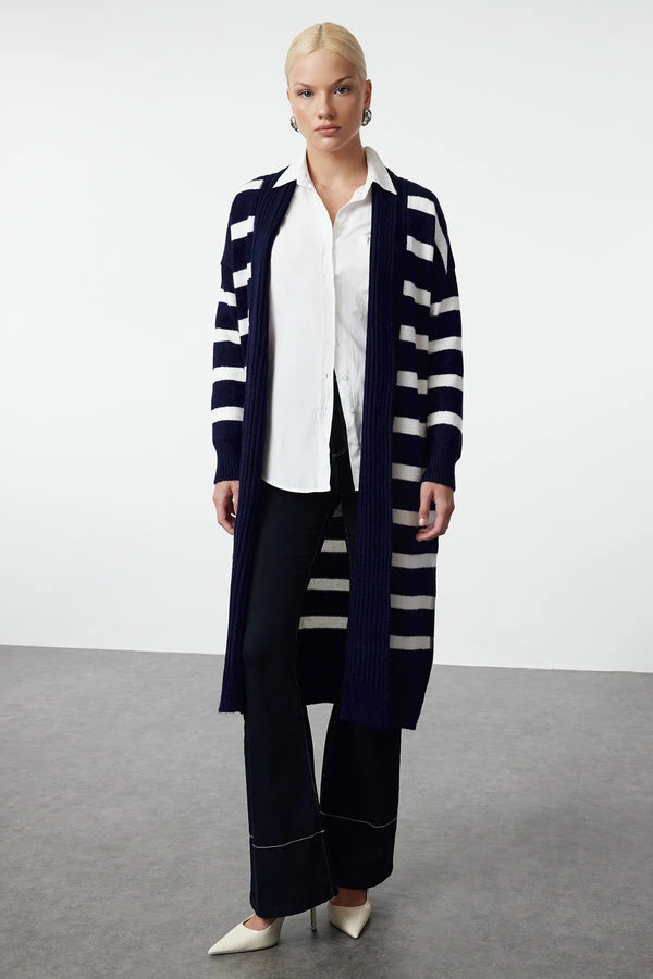 كارديغان تريكو باللون الأزرق الغامق