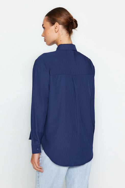 قميص منسوج من القطن باللون الأزرق الغامق