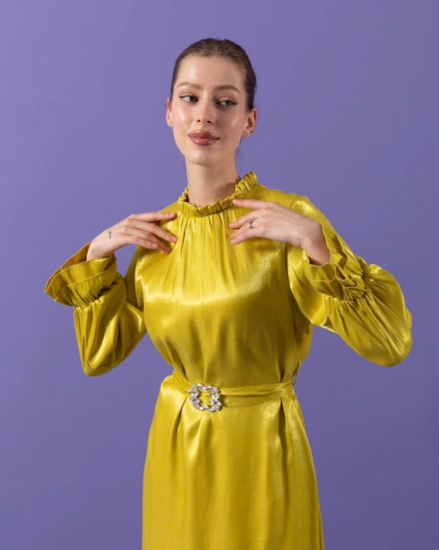 فستان من الساتان بحزام مرصع بالأحجار باللون الأصفر