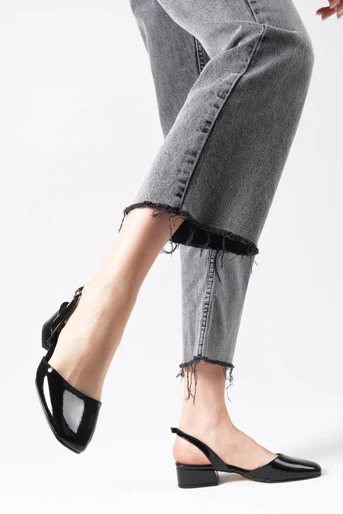 حذاء بكعب جلدي أسود لامع