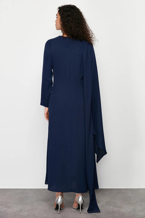 فستان سهرة نسائي بتفاصيل شال أزرق غامق