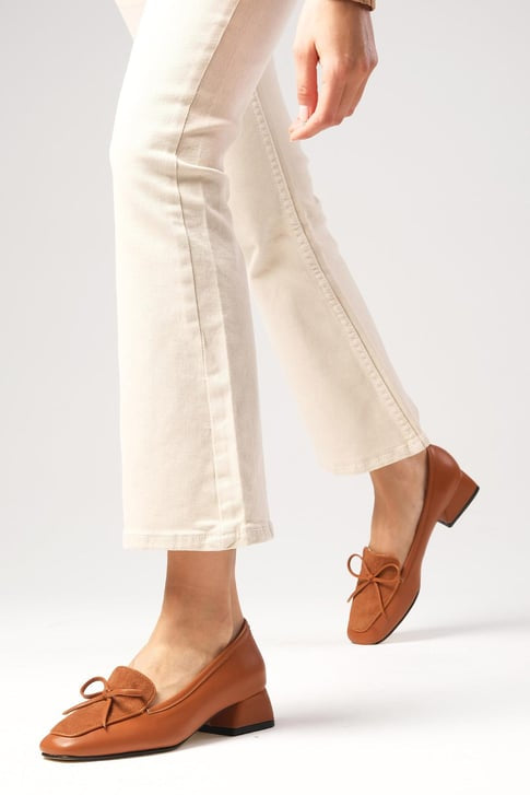 حذاء كعب قصير بلون عسلي