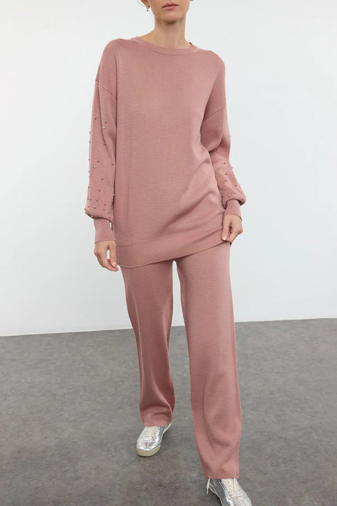 طقم تريكو بتفاصيل اللؤلؤ لون روز