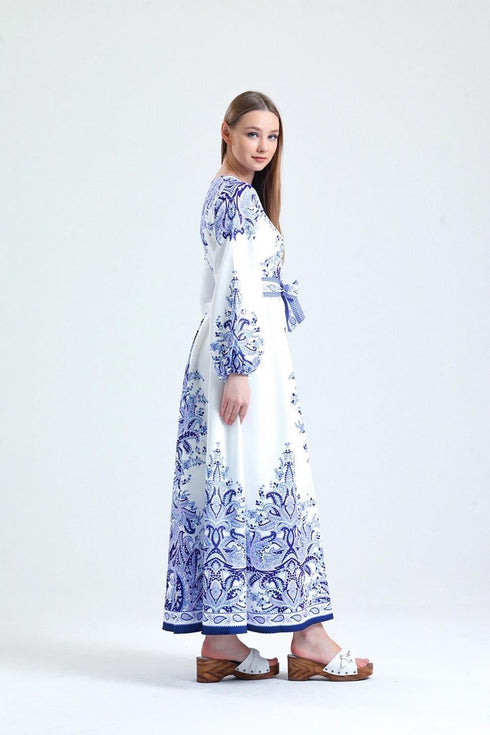 فستان أزرق منقوش بحزام طويل