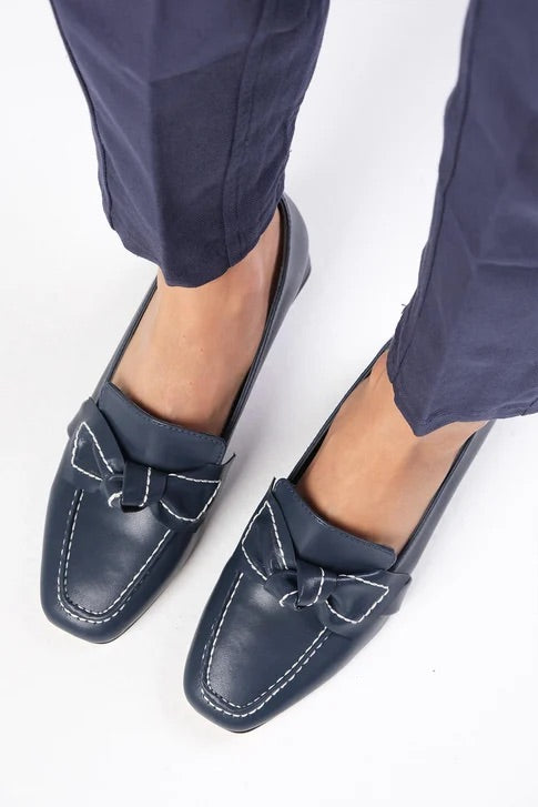 حذاء بكعب قصير باللون الكحلي