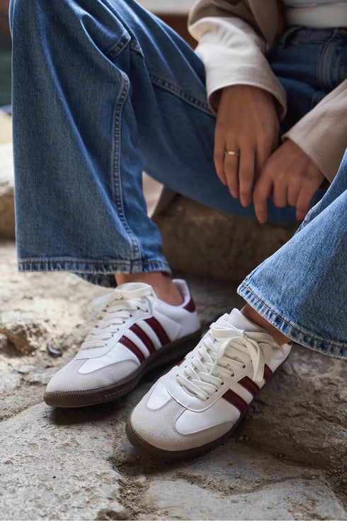 حذاء رياضي نسائي باللون الأبيض