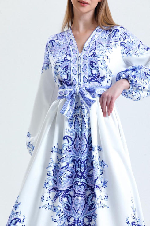 فستان أزرق منقوش بحزام طويل