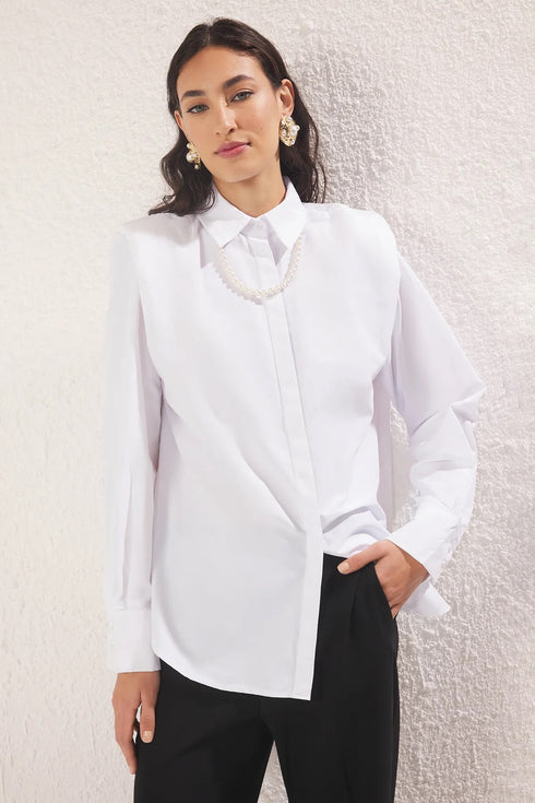 قميص أبيض بتفاصيل من اللؤلؤ