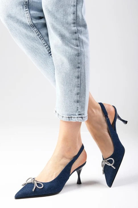 حذاء بكعب من قماش الدنيم باللون الأزرق الغامق