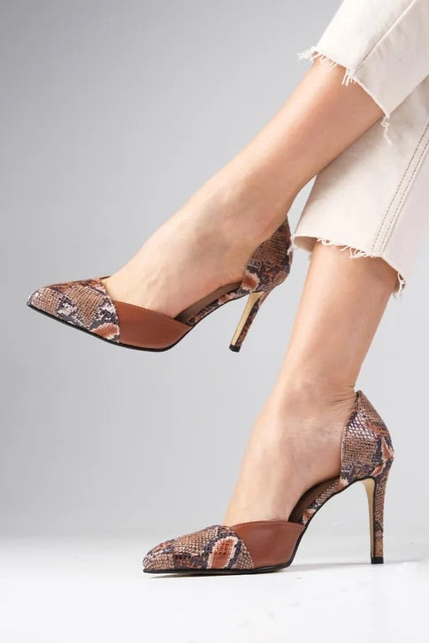 حذاء تان اللون منقوش بجلد الافعى