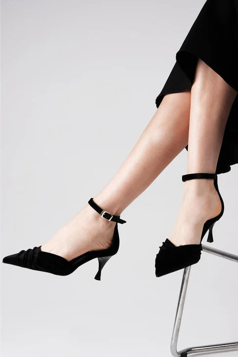 حذاء نسائي بكعب لون أسود