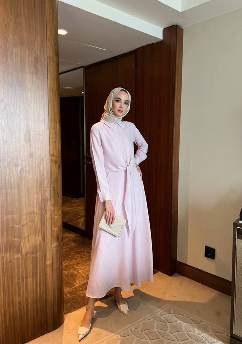 طقم قميص وتنورة باللون الوردي الفاتح