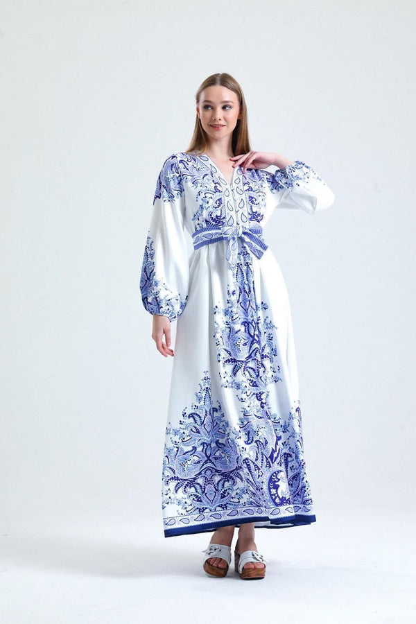 فستان أزرق منقوش بحزام طويل