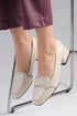 حذاء بكعب قصير باللون البيج