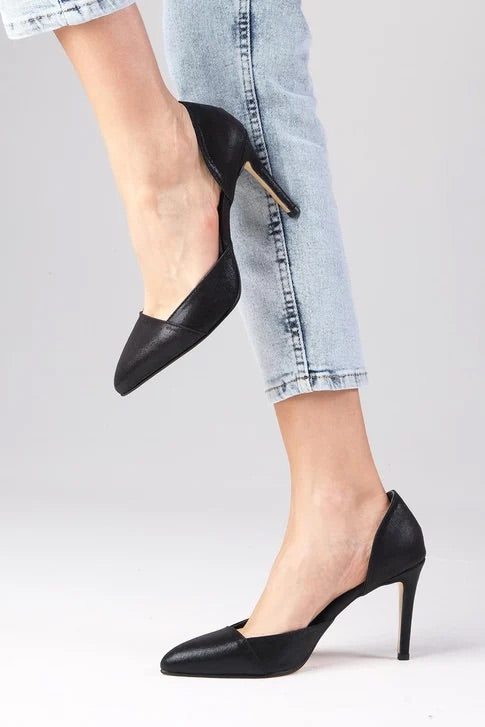 حذاء نسائي بكعب أسود اللون