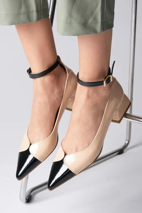 حذاء بكعب قصير بلون بيج لامع