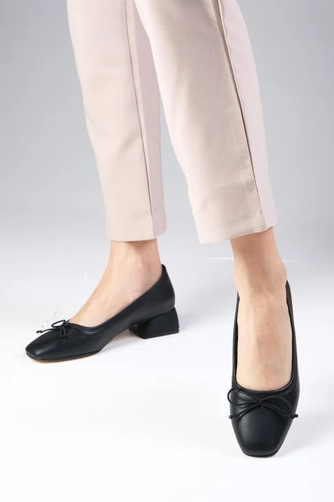 حذاء كعب قصير باللون الأسود