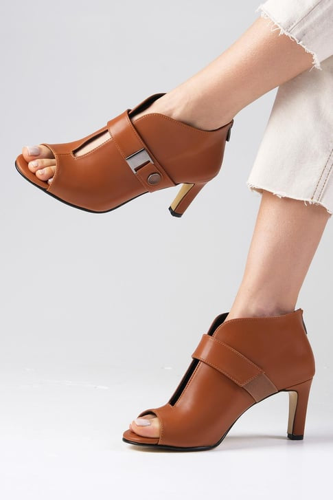 حذاء بكعب عالي لون عسلي