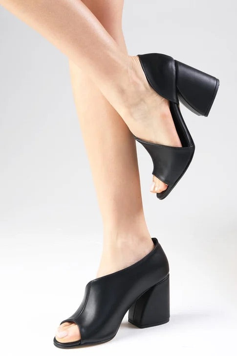 حذاء بلون أسود ذات الكعب العالي