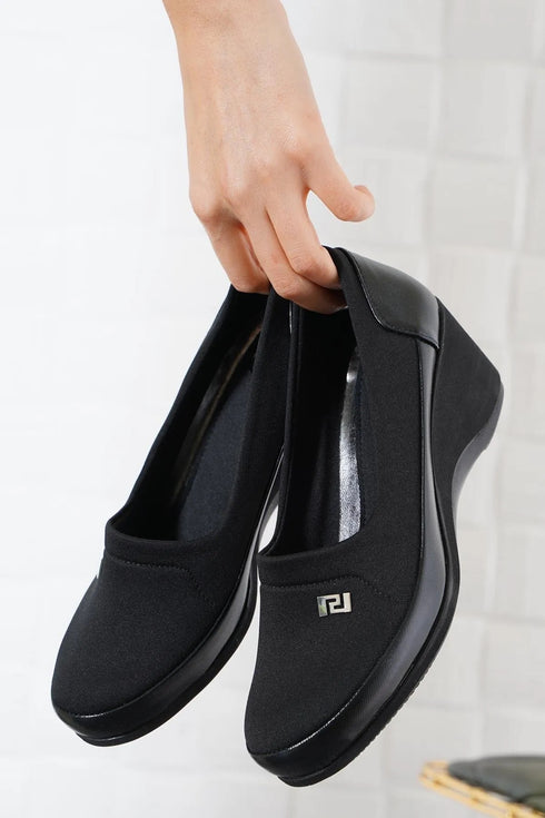 حذاء نسائي بكعب عريض باللون الأسود