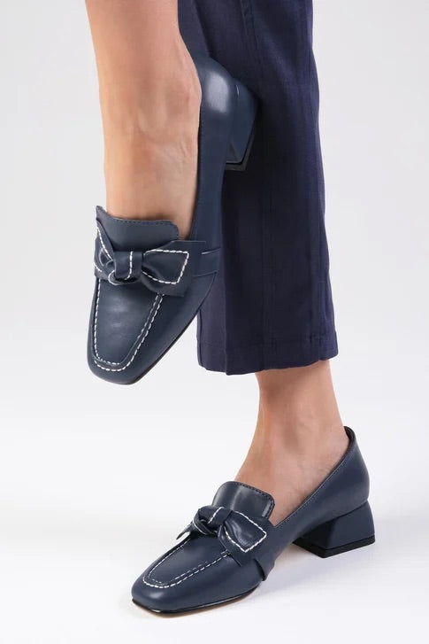 حذاء بكعب قصير باللون الكحلي