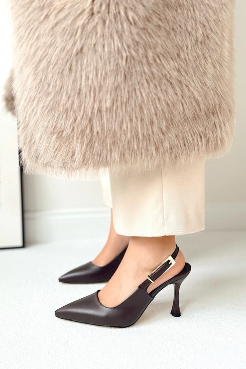 حذاء بكعب عالي مفتوح من الخلف باللون البني