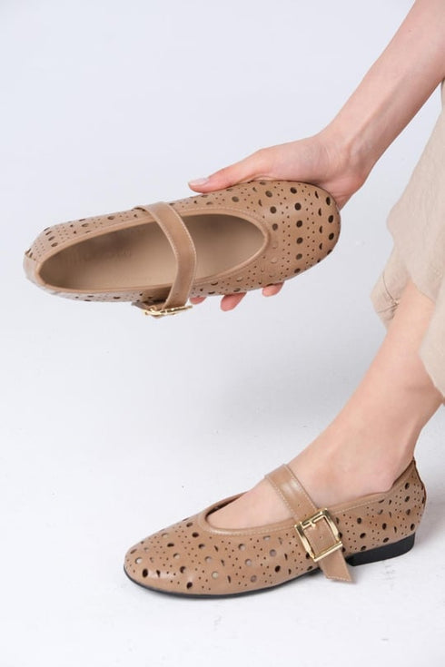 حذاء بالية لون كميل