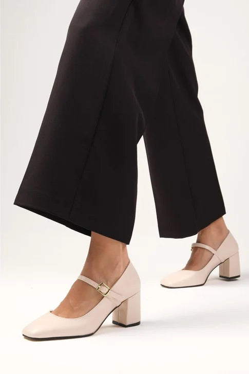 حذاء بكعب عالي لون بيج