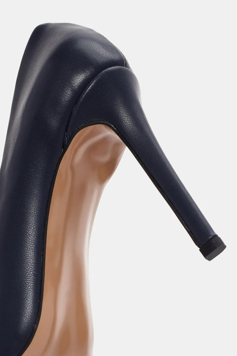 حذاء نسائي بكعب عالي باللون الأزرق الغامق