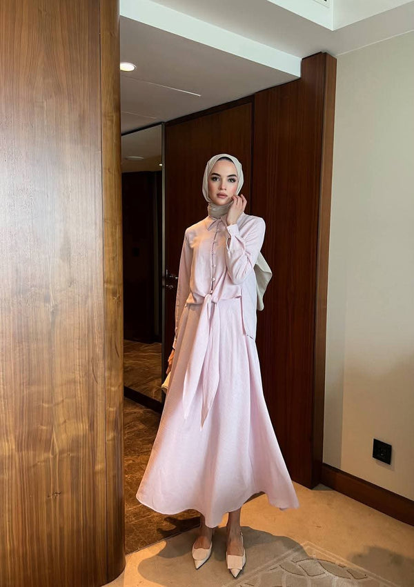 طقم قميص وتنورة باللون الوردي الفاتح