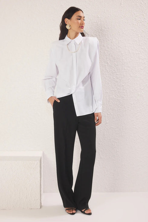 قميص أبيض بتفاصيل من اللؤلؤ