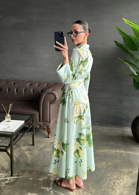 فستان طويل مزين بنقشة زهور باللون الأخضر النعناعي