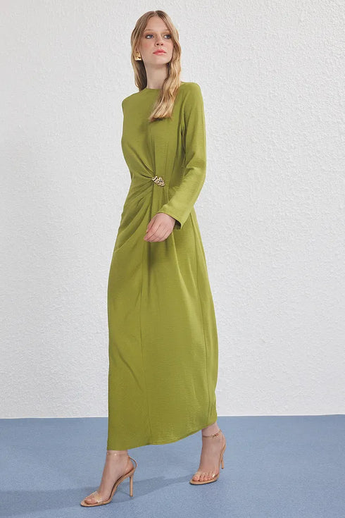 فستان مع بروش ذهبي - زيتوني