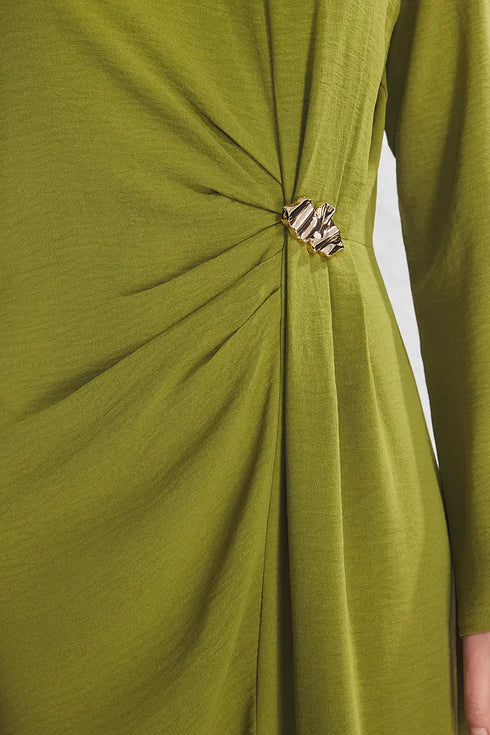 فستان مع بروش ذهبي - زيتوني
