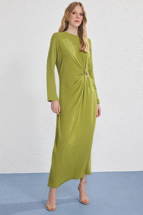فستان مع بروش ذهبي - زيتوني