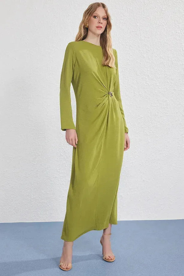 فستان مع بروش ذهبي - زيتوني