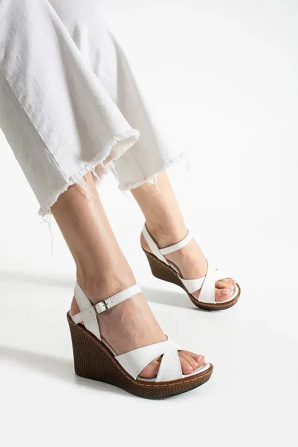 صندل كعب روكي باللون الأبيض
