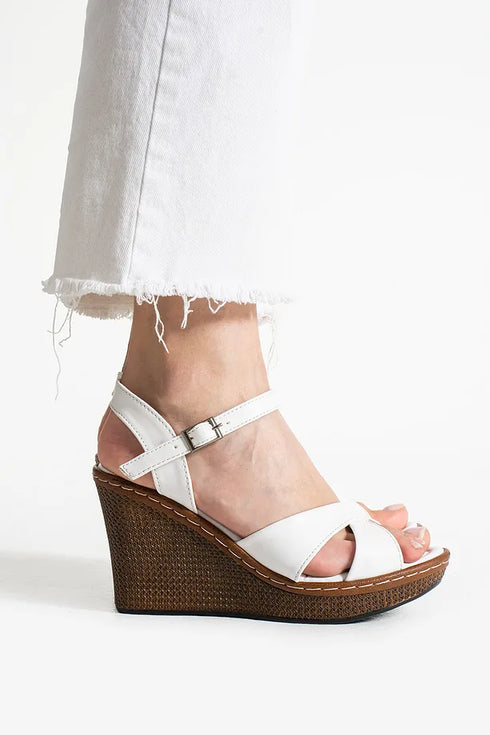 صندل كعب روكي باللون الأبيض