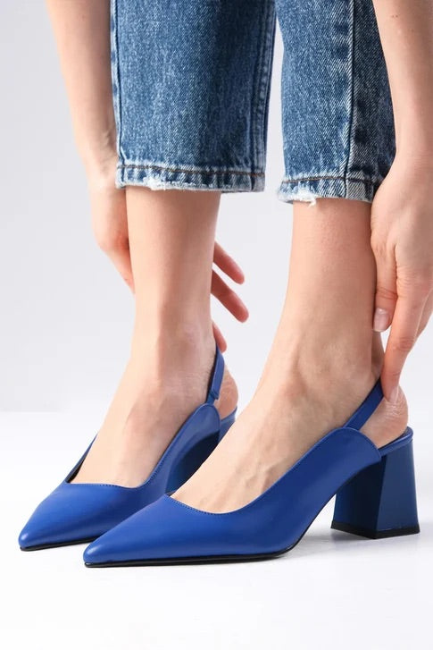 حذاء أزرق اللون بكعب مفتوح من الخلف