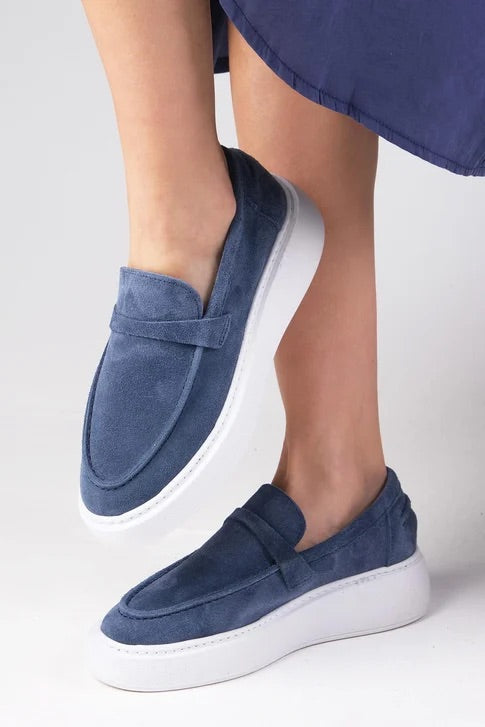 حذاء لوفر من الجلد الحقيقي المقلوب باللون الأزرق