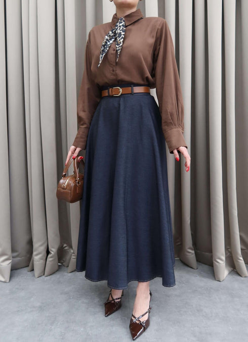 تنورة جينز طويلة مع حزام بإبزيم ذهبي