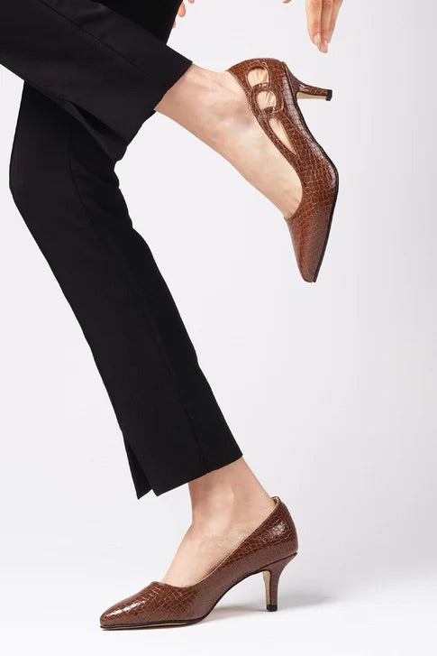 حذاء بكعب قصير لون بني