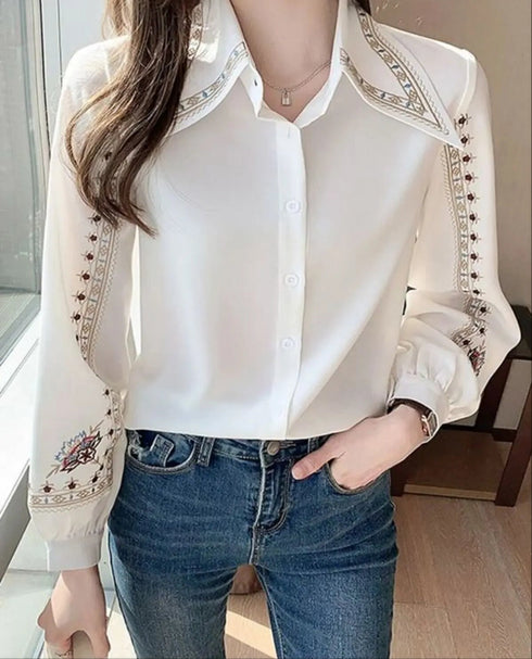 قميص مطرز باللون الأبيض