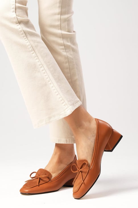 حذاء كعب قصير بلون عسلي